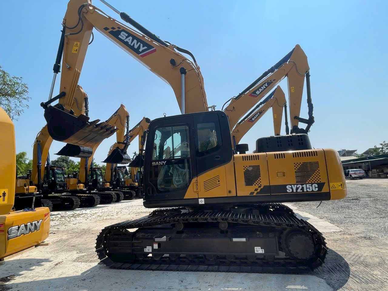 Máy xúc hay Máy xúc lật trượt (Skid Steer) – Máy nào phù hợp nhất cho dự án của bạn?