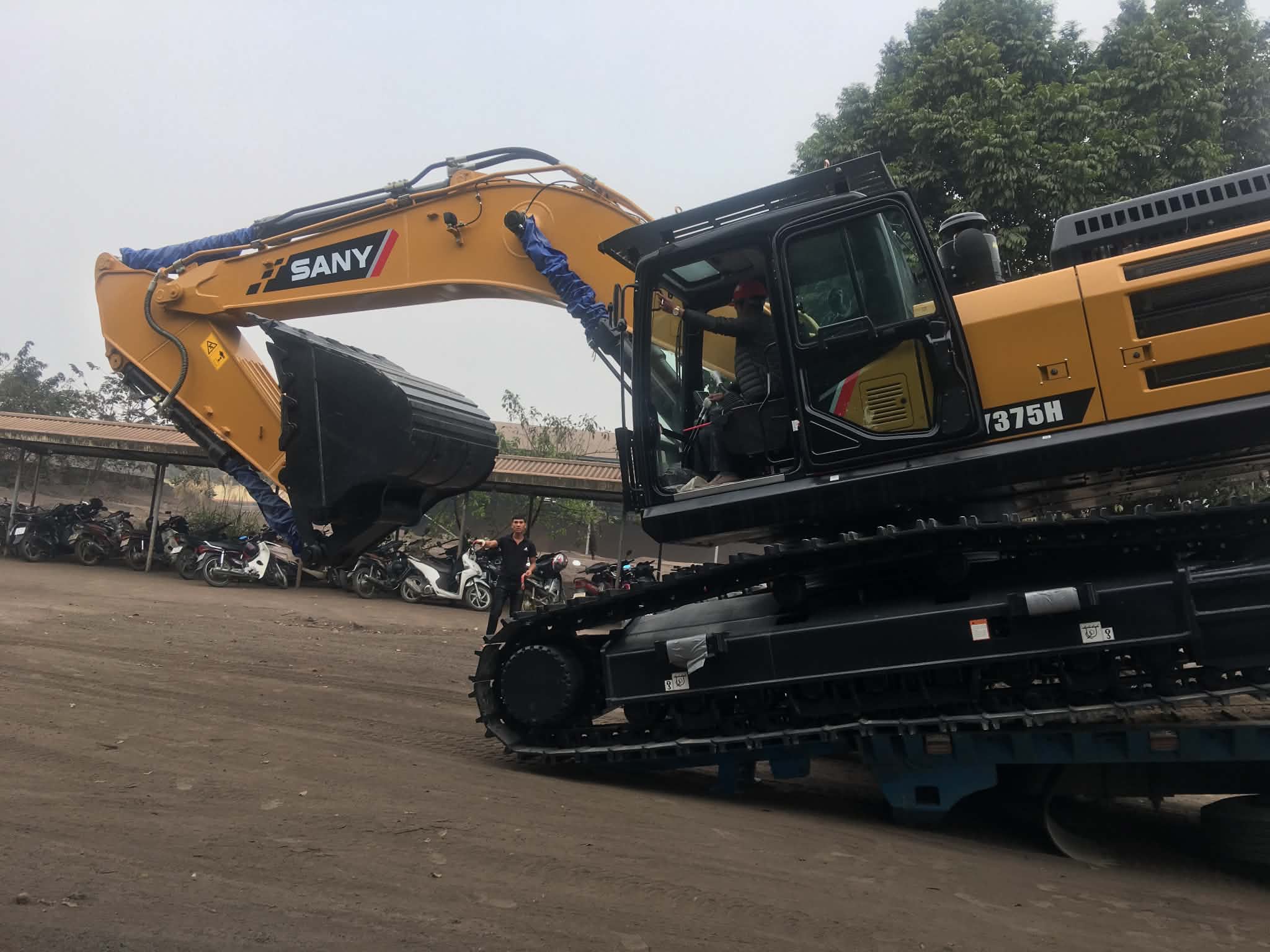 máy xúc sy375h tại Gang thép Tuyên Quang