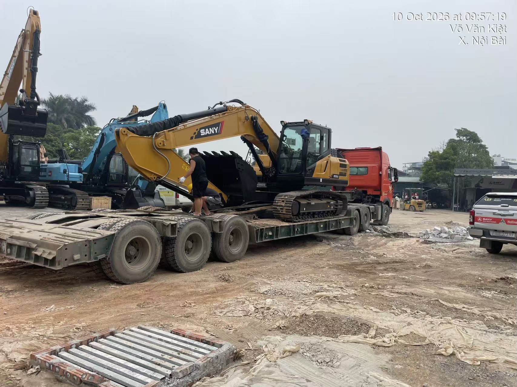 giao máy xúc cho vận chuyển