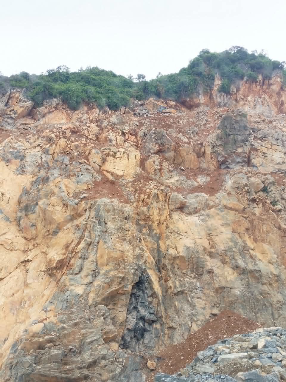 mỏ đá