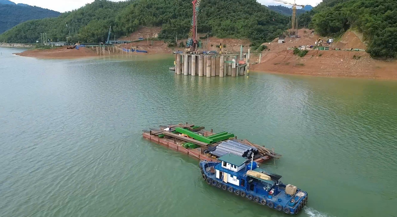 Khoan cọc nhồi khổng lồ SANY SR485R tại công trường cầu dây văng dài nhất Việt Nam
