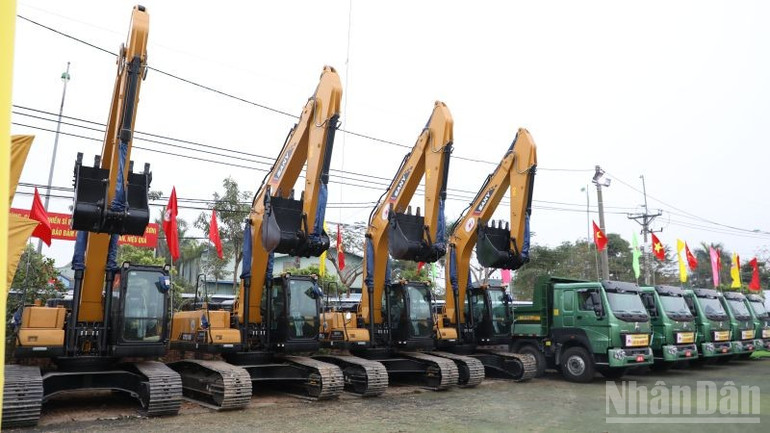 Máy xúc SANY tham gia khởi công dự án khu đô thị đa mục tiêu tại xã Thư Lâm, xã Đông Anh