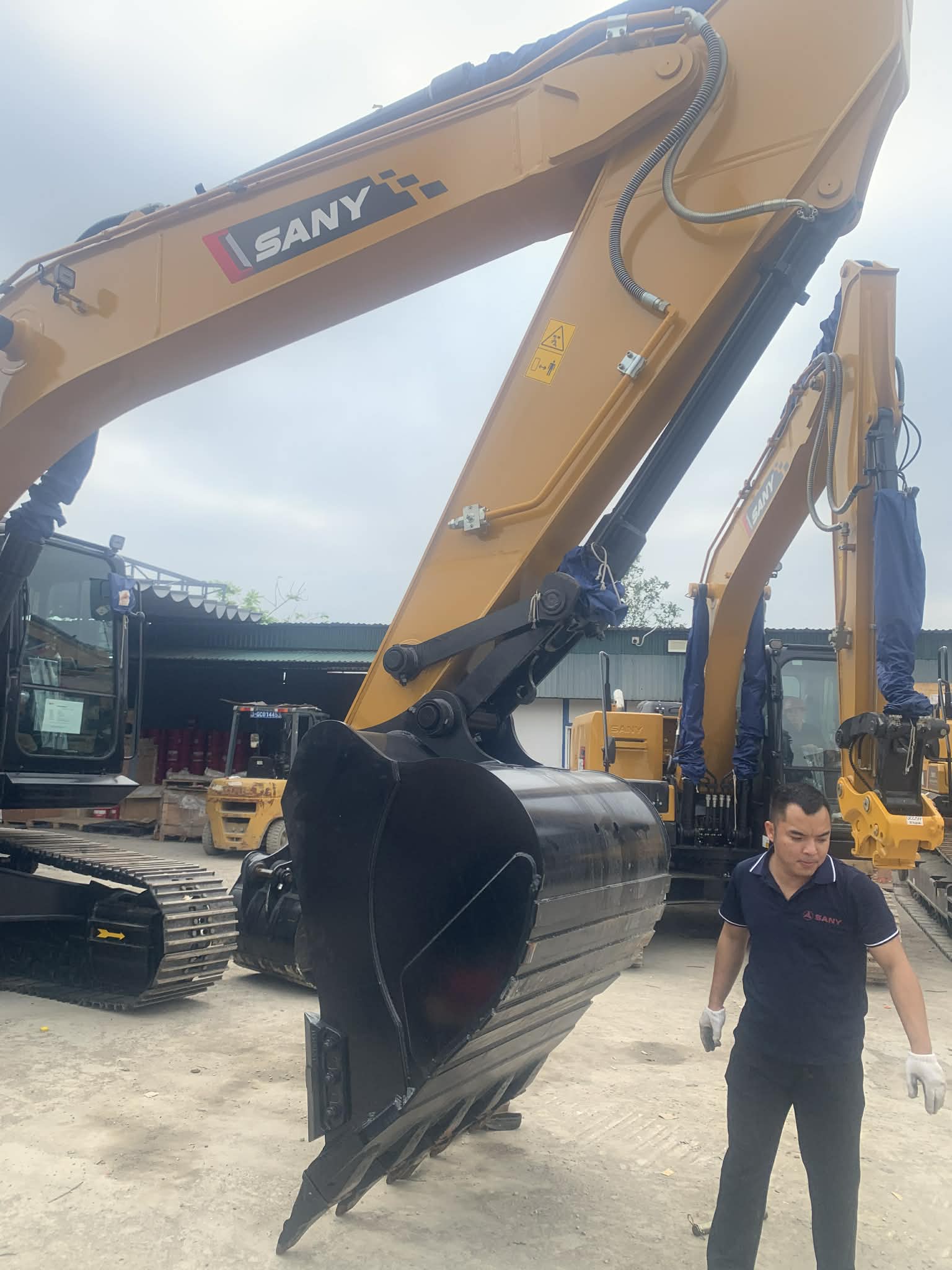 Làm Giàu Với Máy Xúc SANY Tại Việt Nam: Lộ Trình Từ 0 → 50 Triệu/Tháng