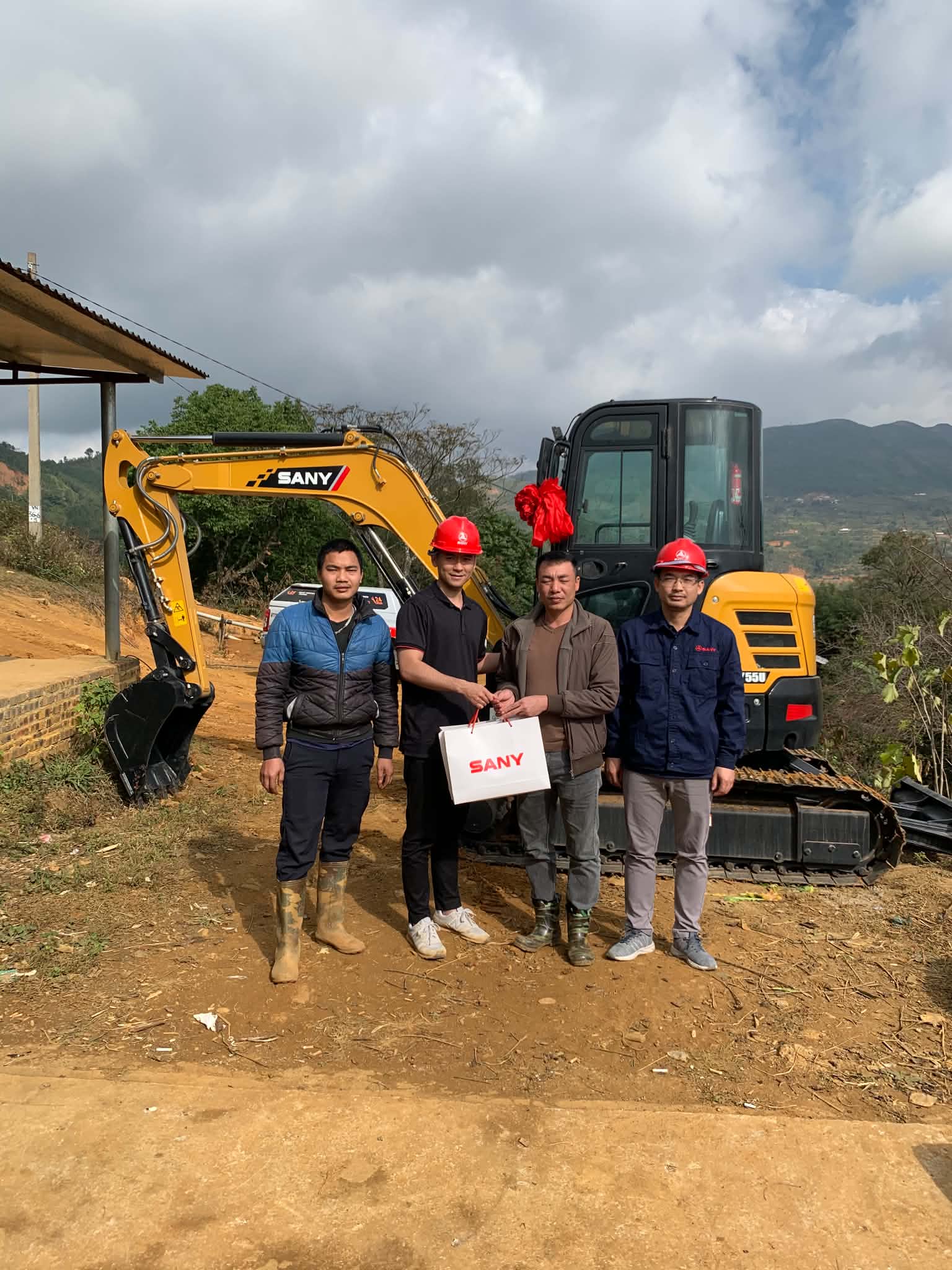 bàn giao máy xúc sy55u cho khách hàng cao bằng