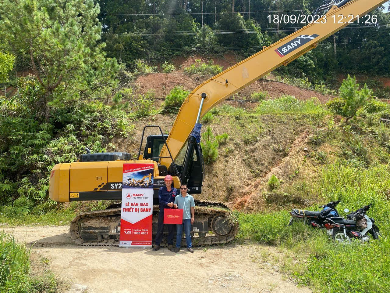 Máy xúc cần dài: Sức mạnh của tầm với xa trong xây dựng
