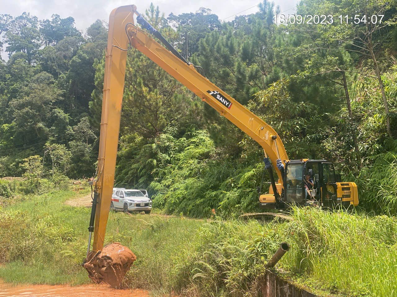 Máy xúc đào SANY cần dài