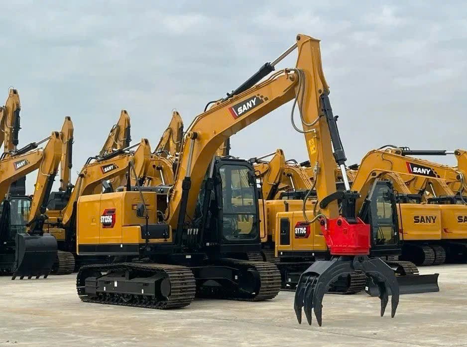 Máy Xúc Đào Gắp Gỗ và Hiệu Quả Trong Quá Trình Vận Hành