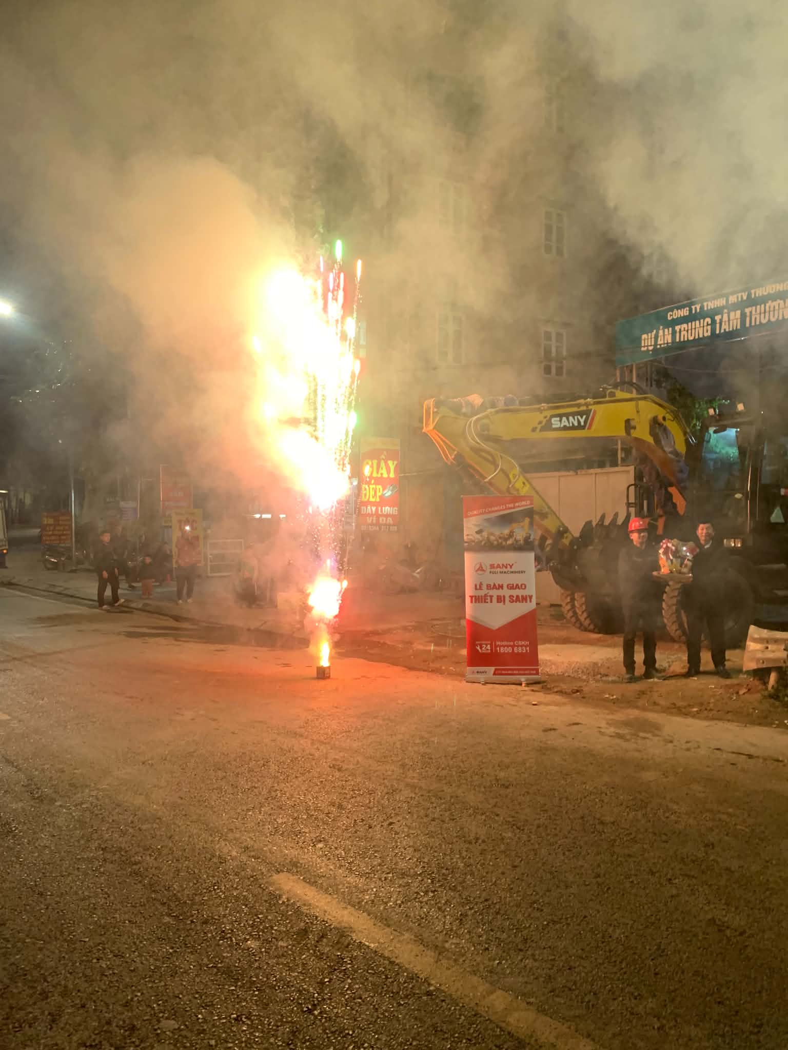 Mai Châu tháng 1/2023 – Pháo hoa đêm giao máy và niềm vui cùng khách hàng