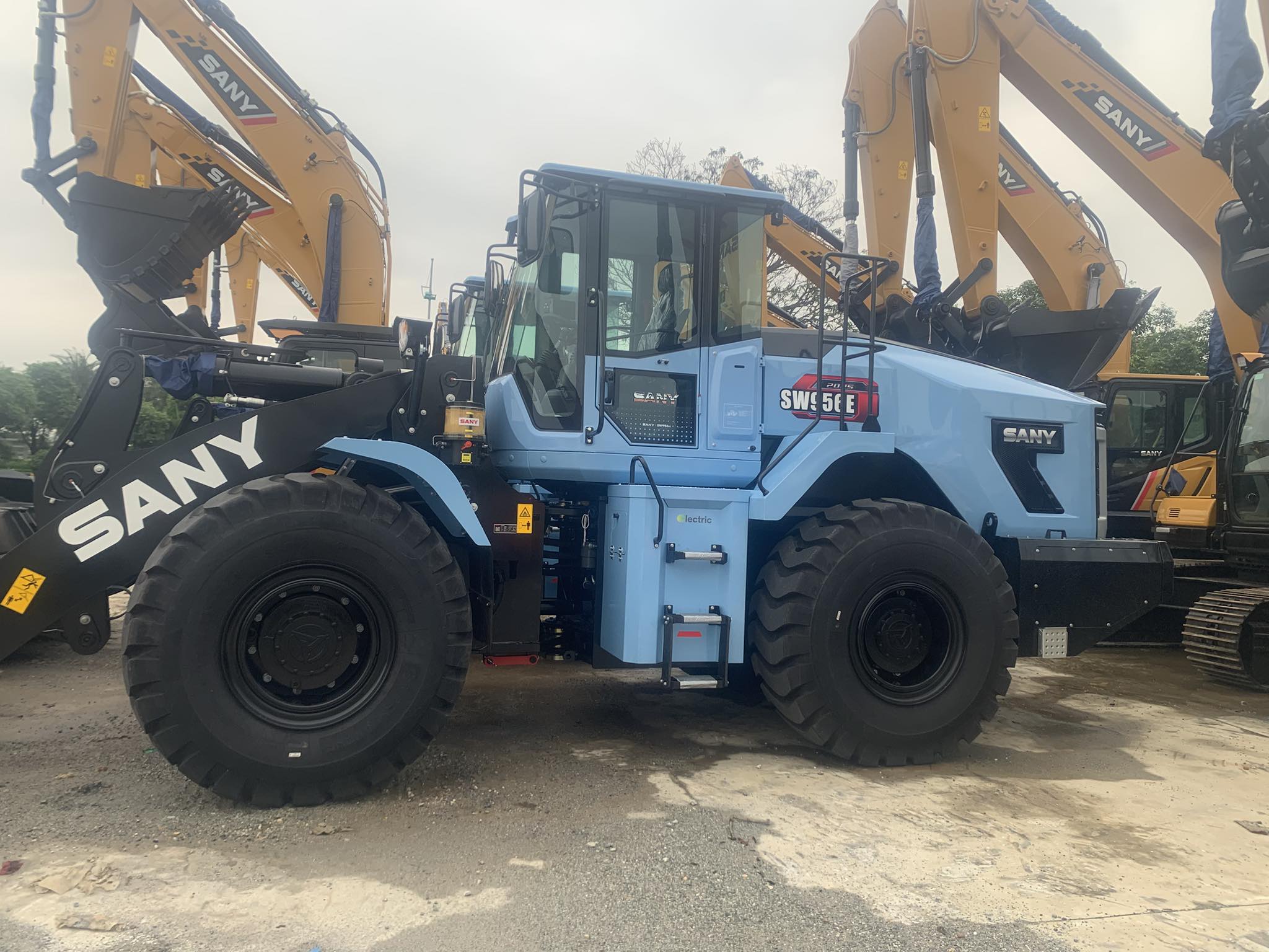 xúc lật điện SW956E