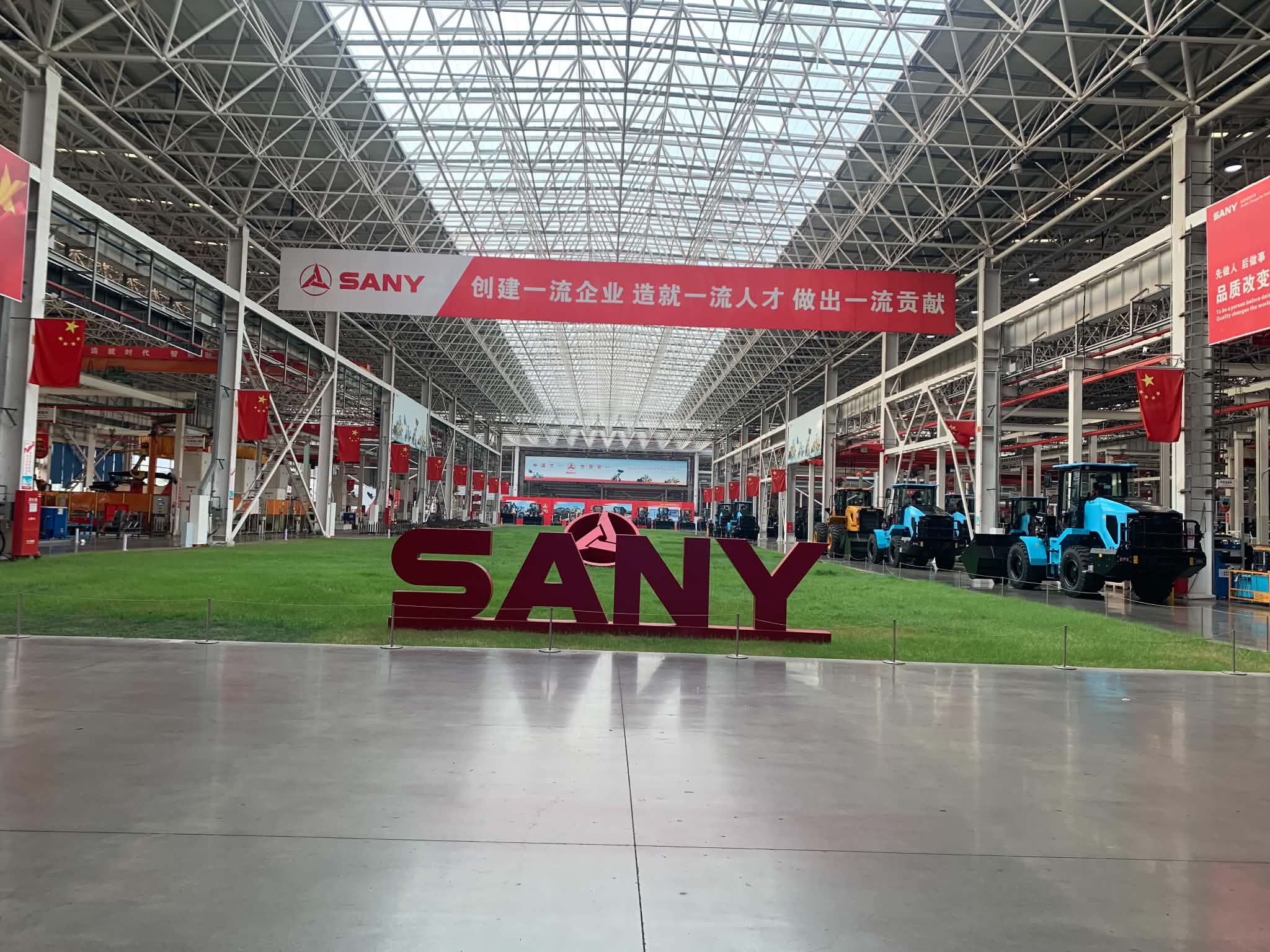 Thăm Nhà Máy Xúc Lật SANY Hồ Châu: Trải Nghiệm Thực Tế, Máy Điện & Bài Học Sales Áp Dụng Tại Việt Nam