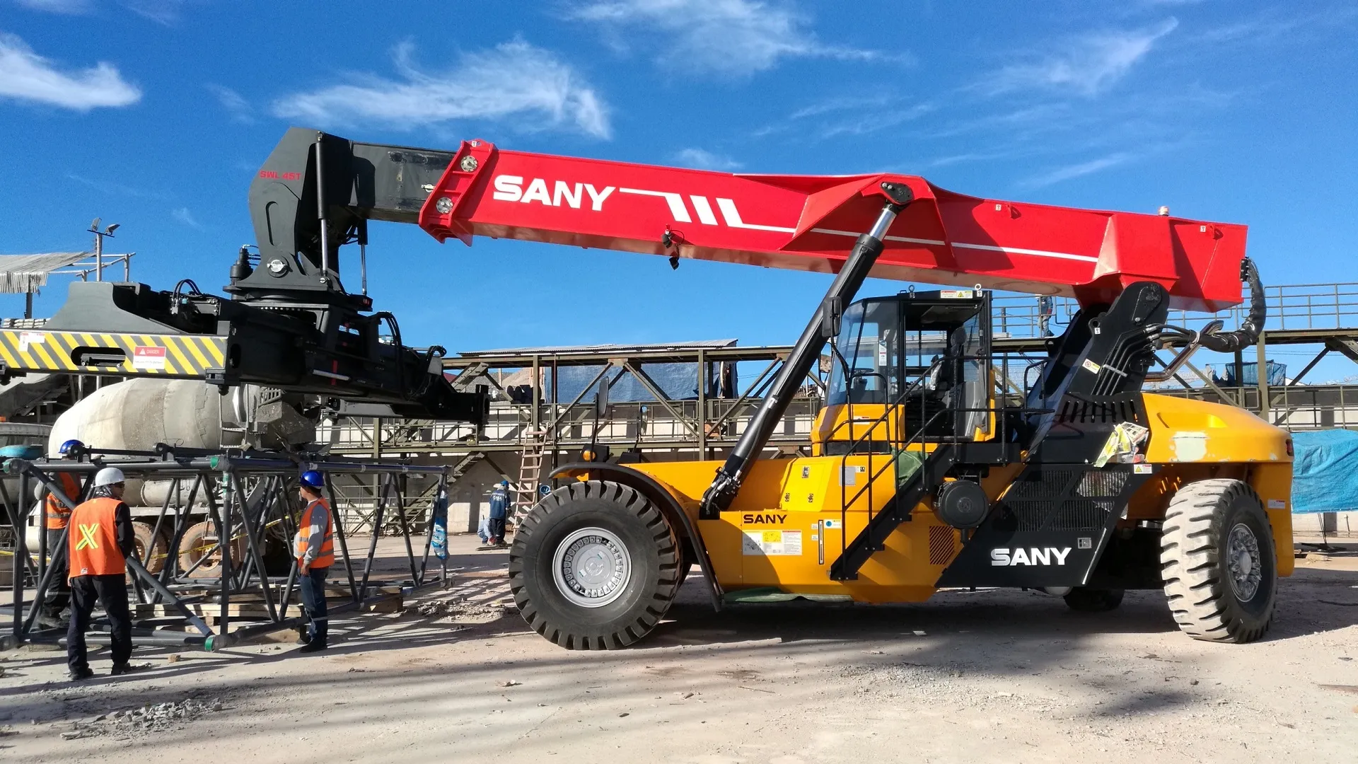 Hướng Dẫn Toàn Diện 2025 Về Reach Stacker (xe nâng công): Lựa Chọn & Ứng Dụng