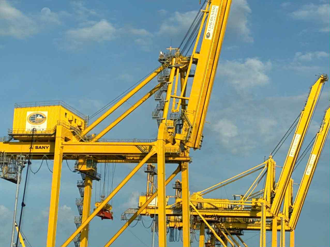 Hình ảnh cần cẩu container từ tàu lên bờ Ship-To-Shore Container Cranes của SANY tại Cảng Đà Nẵng
