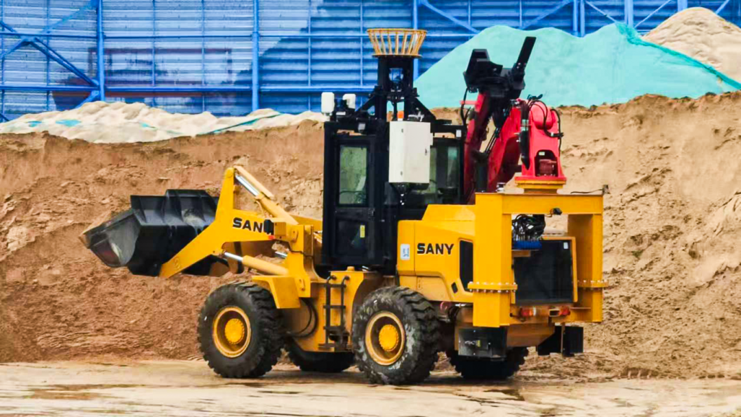 xúc lật hầm tàu