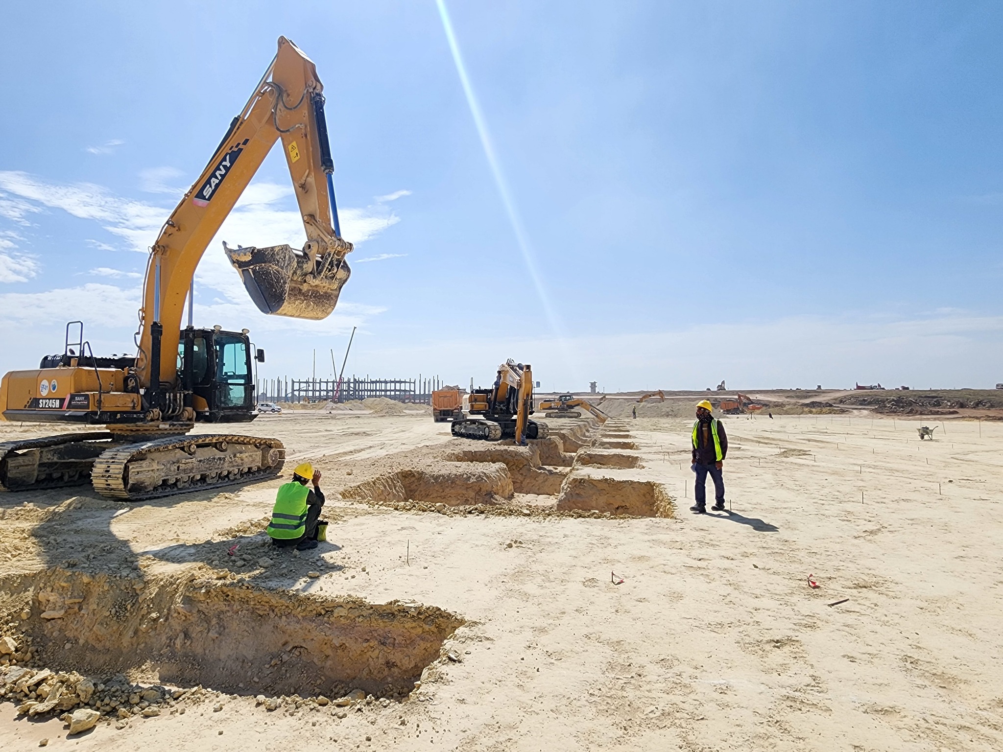 Máy xúc đào và cần cẩu SANY làm việc ở Marốc cho dự án năng lượng mặt trời