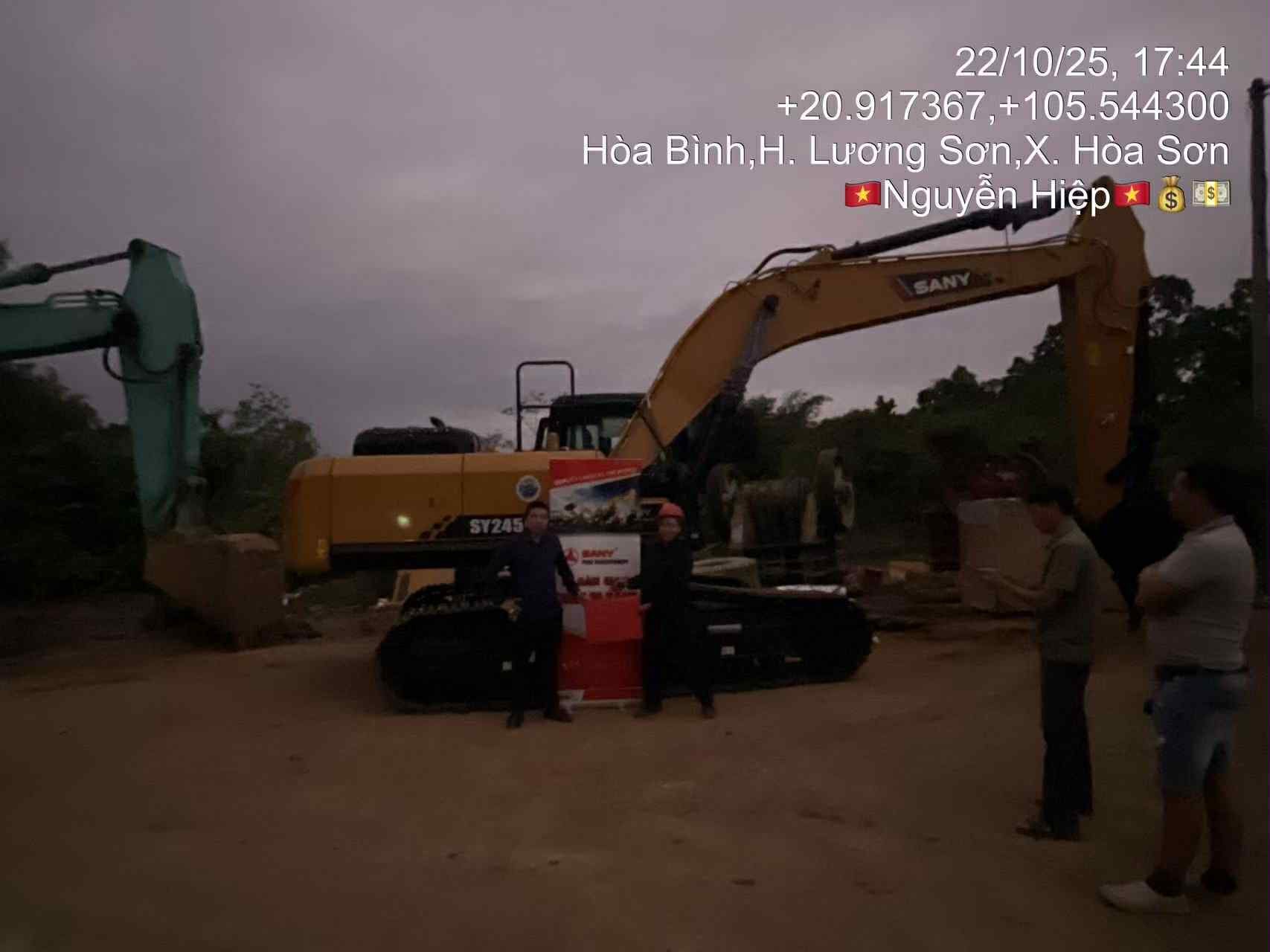 Giao máy xúc SANY SY245H lắp búa ngày 22.10.2025