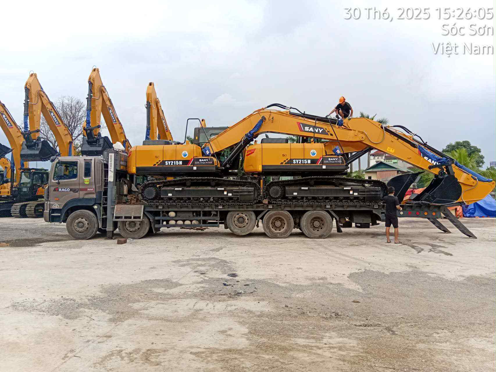 chở 2 máy xúc SY215H