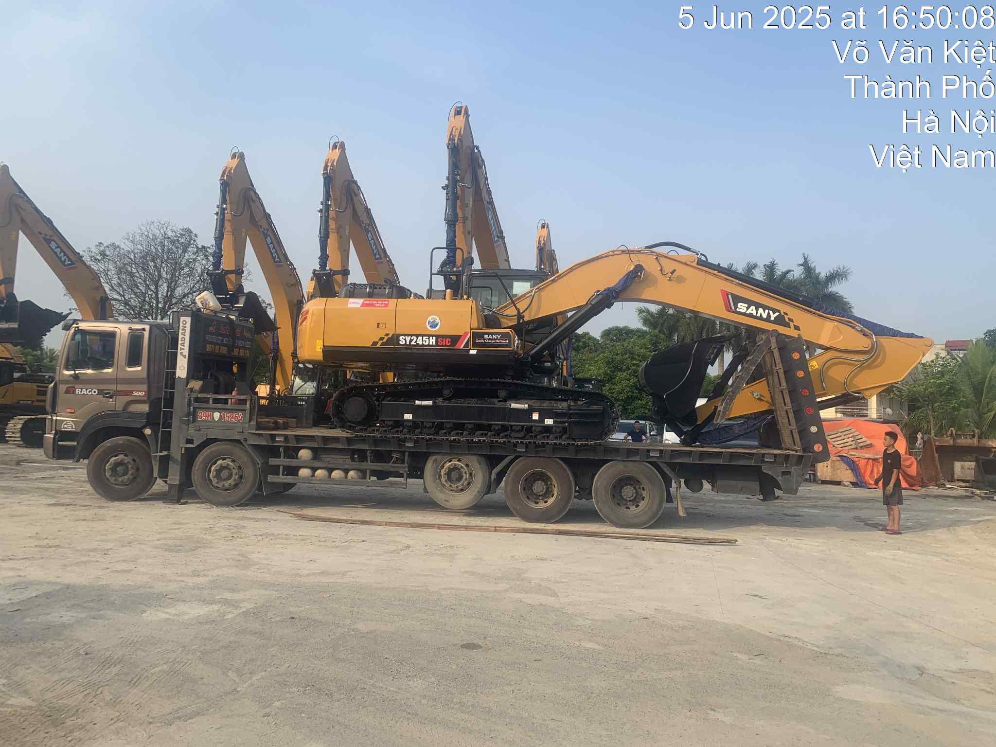 xe vận chuyển máy xúc đào SANY SY245H