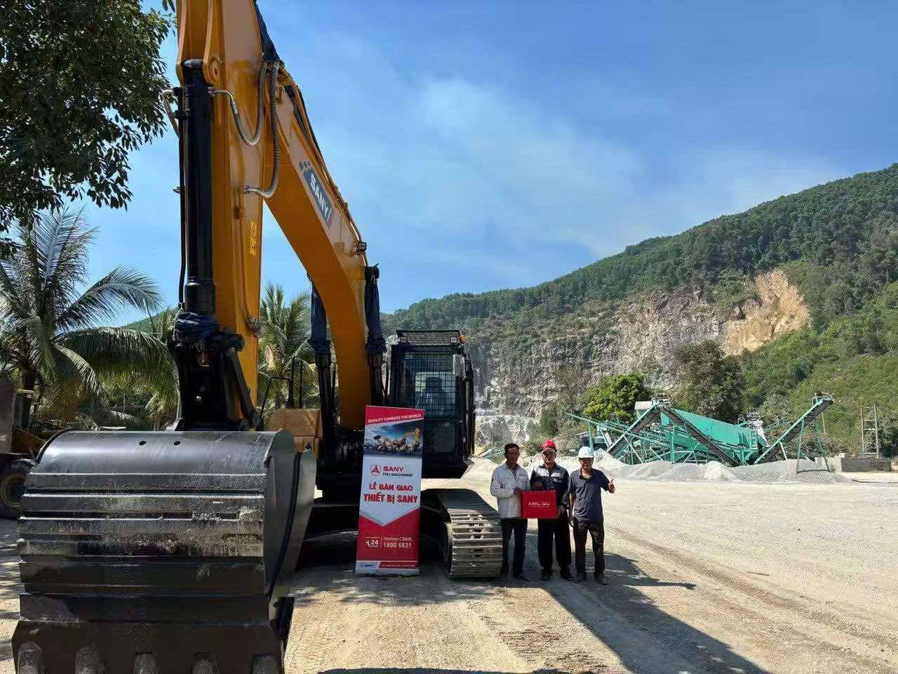 Giao máy xúc đào SANY SY245H cho khách hàng Quảng Ngãi ngày 9.5.2025