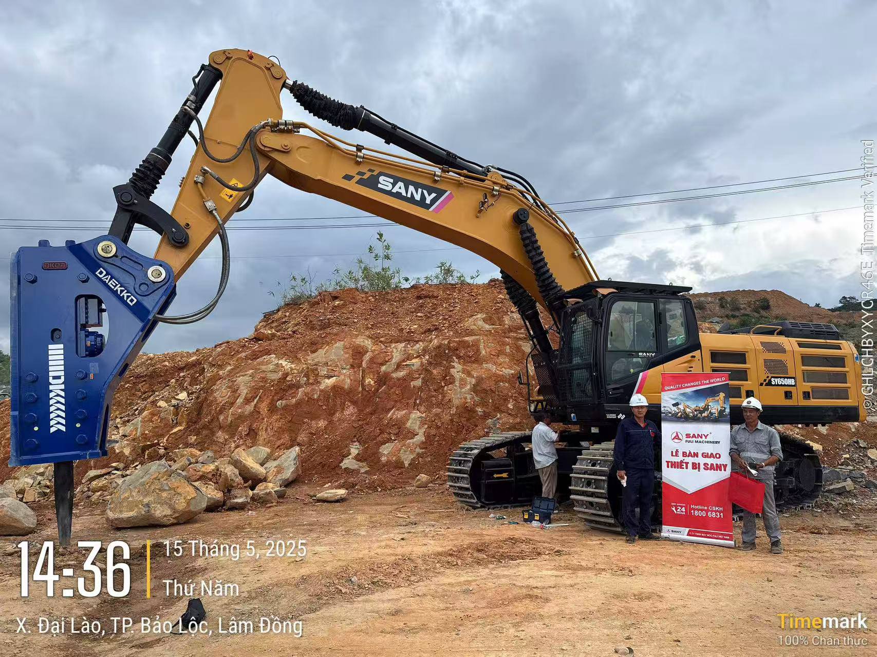 Bàn giao máy xúc đào SANY SY650H mới lắp búa đinh 220 ngày 16.5.2025
