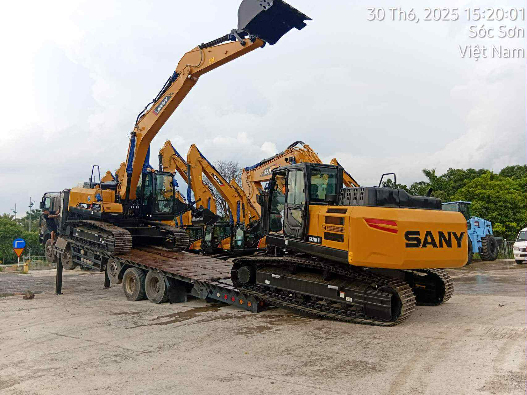máy xúc SY215H lên phooc