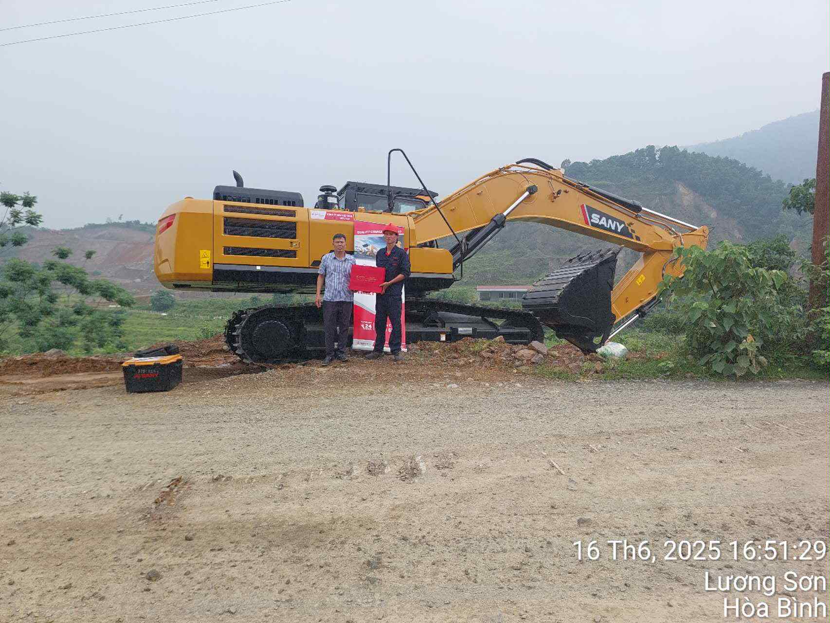 Bàn giao máy xúc đào SANY SY375H cho khách hàng Hòa Bình ngày 16.6.2025