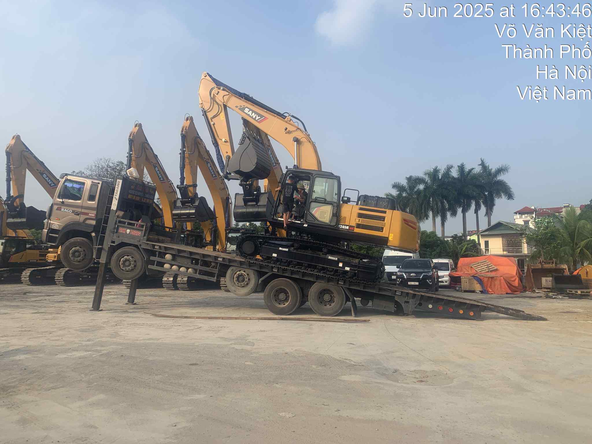 máy xúc SANY SY245H