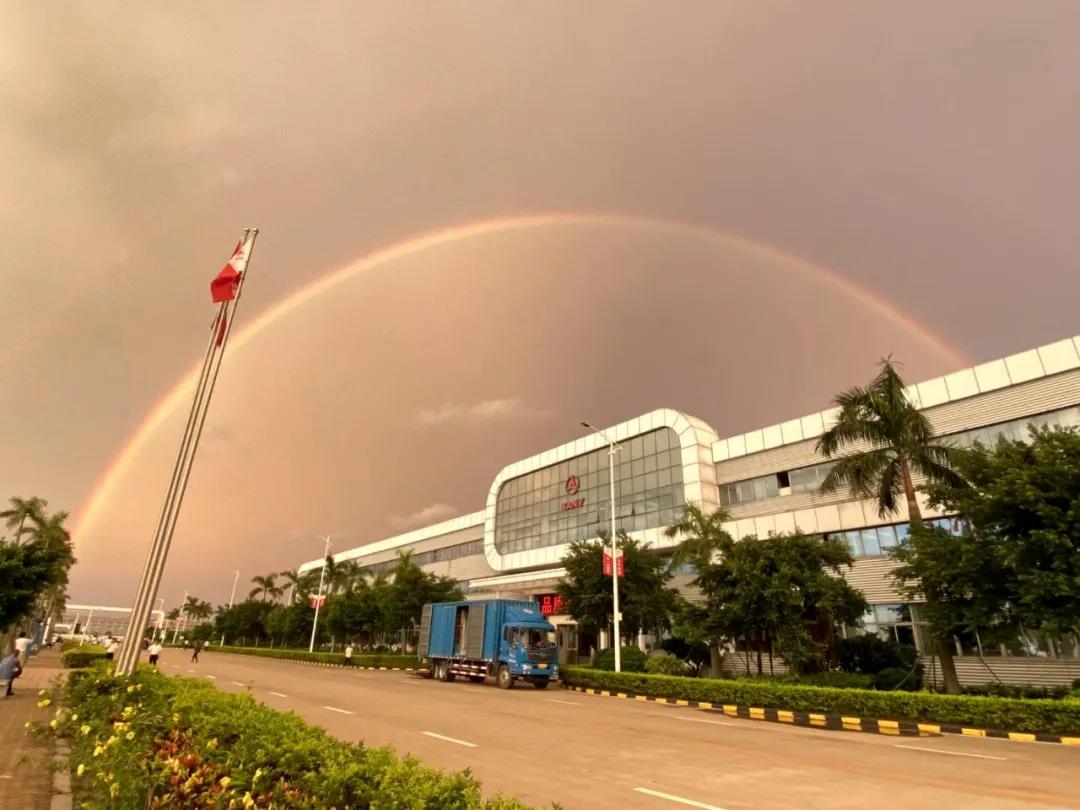 Hình ảnh cầu vồng trên Nhà máy SANY