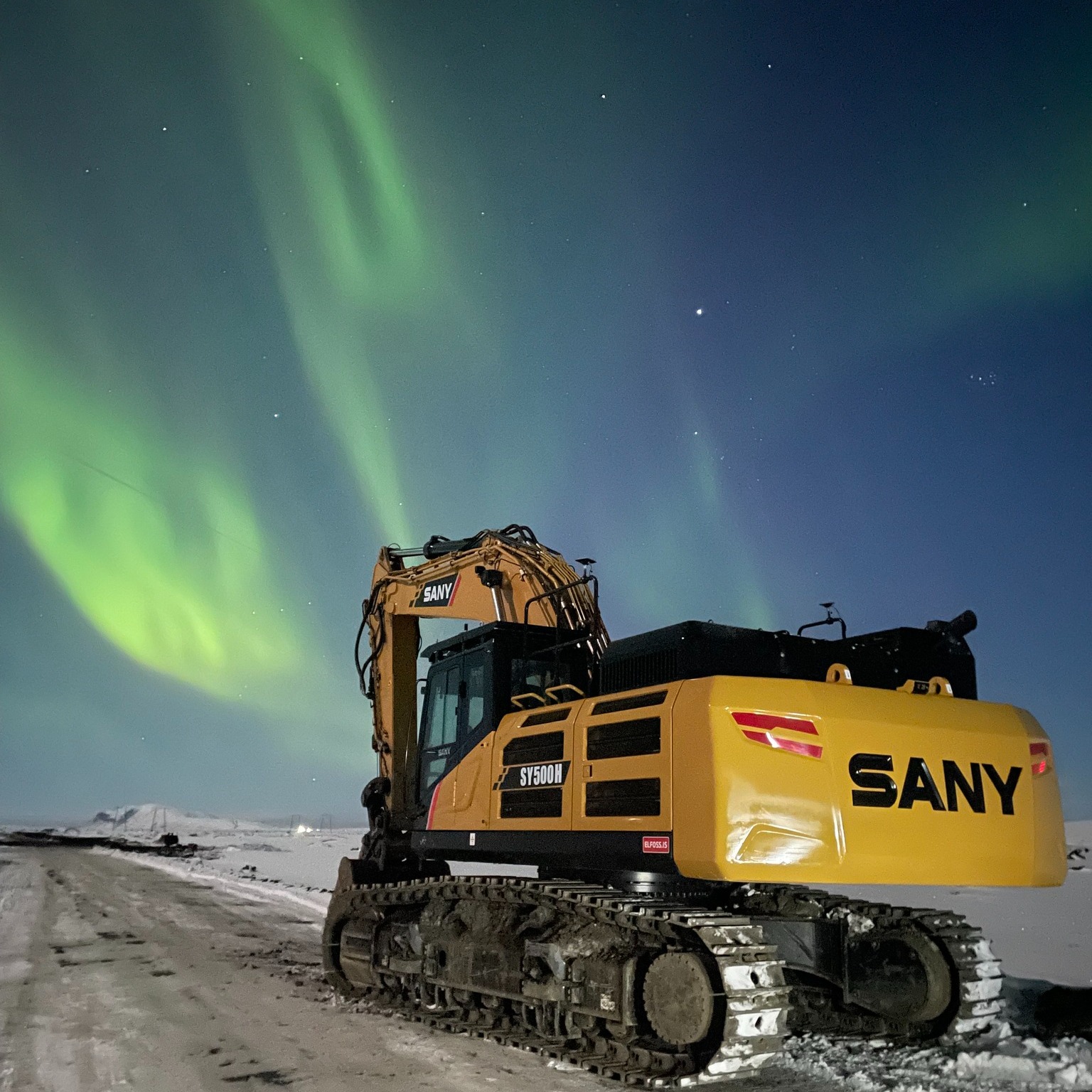 SANY Iceland : những hình ảnh này về SY500H bên dưới cực quang phương bắc của Iceland vào mùa đông