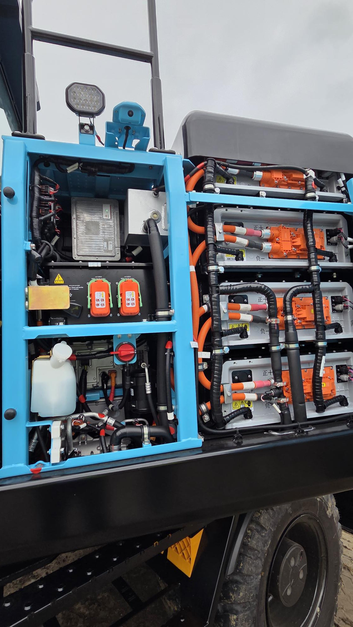 Máy xúc điện SANY SY215E làm việc sau 7h mức pin còn 33% dung lượng