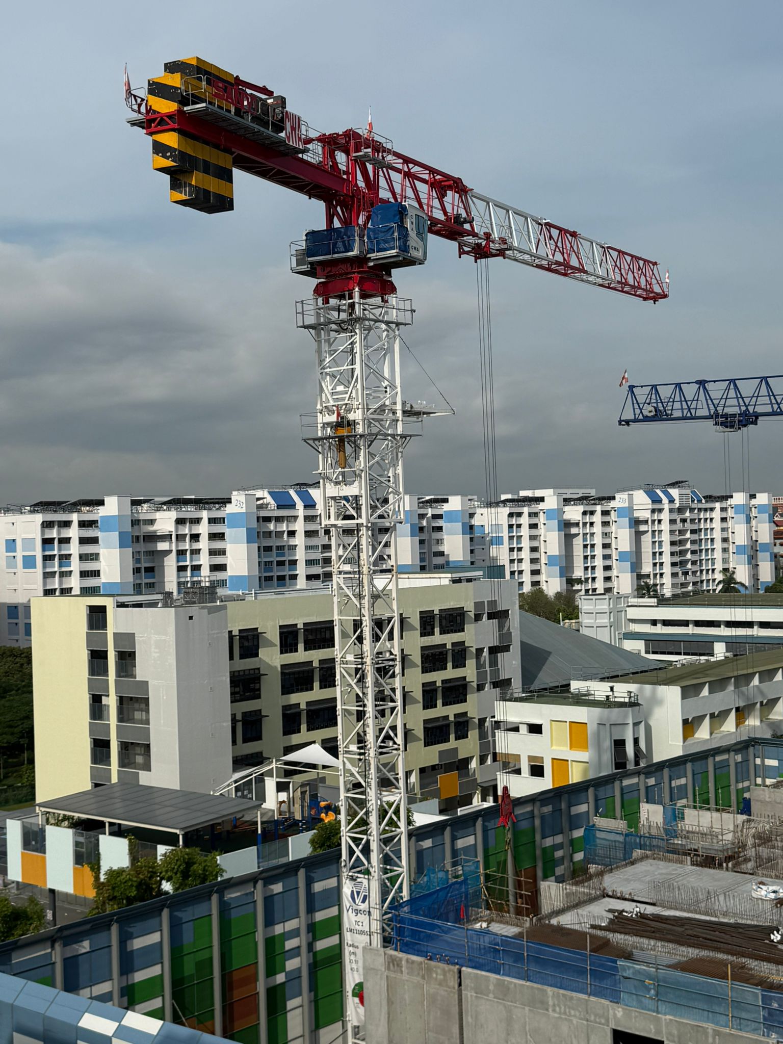 Cần cẩu tháp đỉnh phẳng SFT457