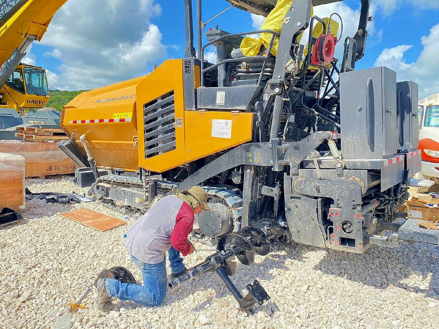 Nhân viên dịch vụ đang sửa máy