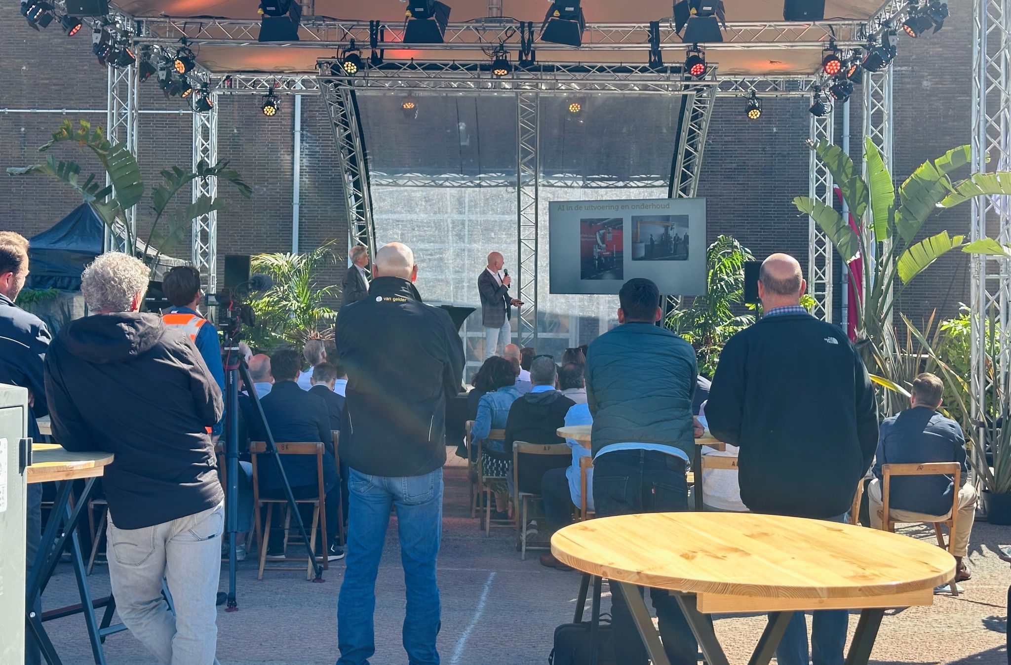 giới thiệu xúc lật 956e