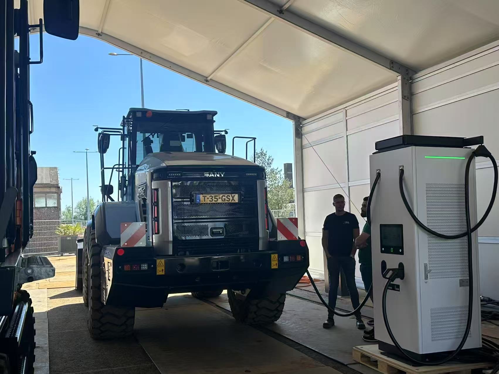 máy xúc lật điện sany sw956e và trạm sạc