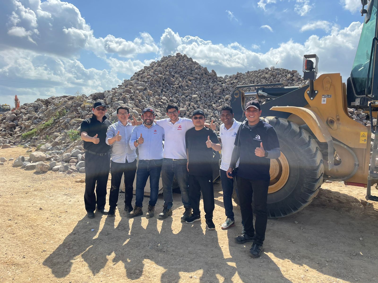 nhân viên dich vụ sany