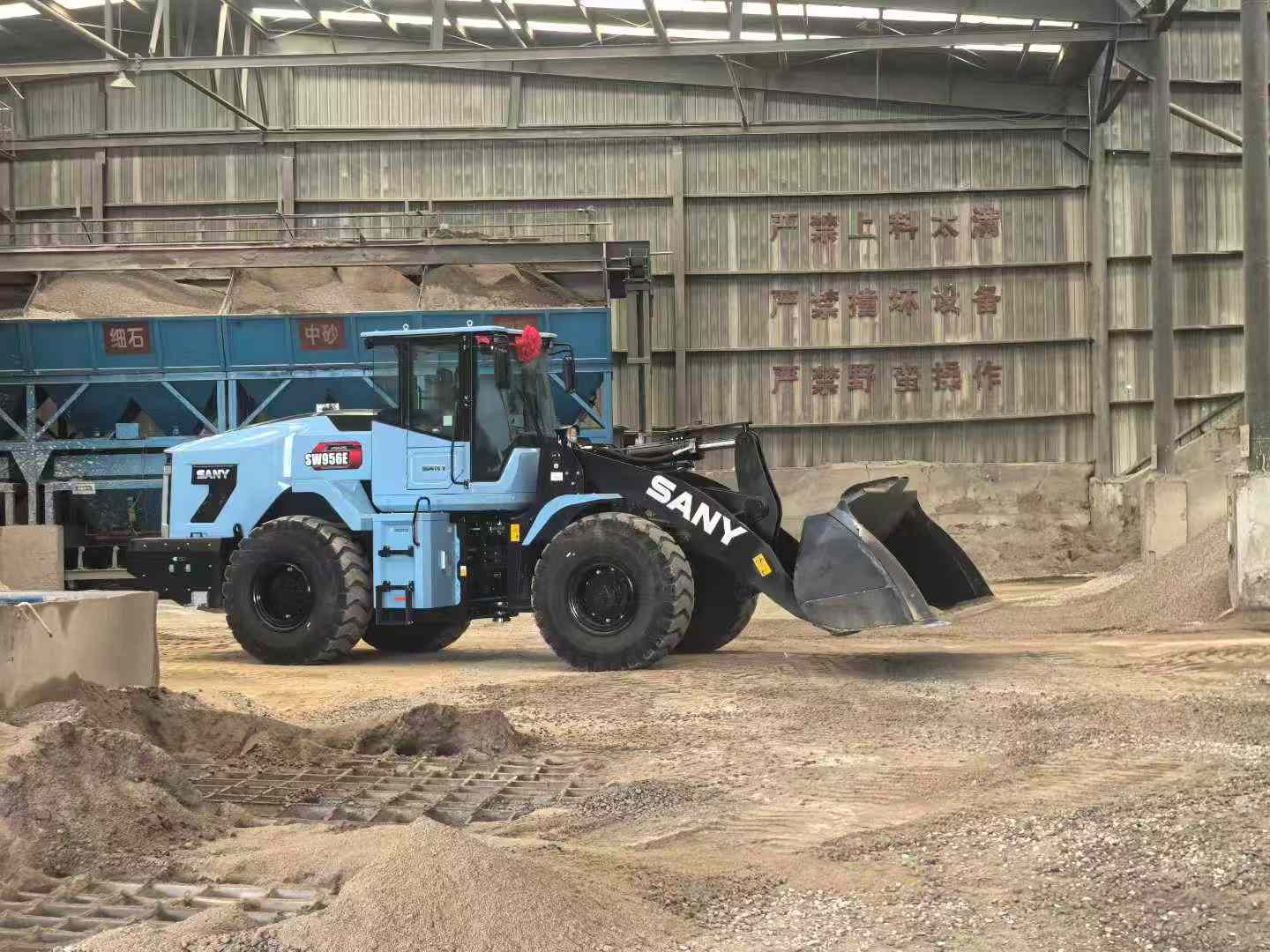 xúc lật điện sw956e