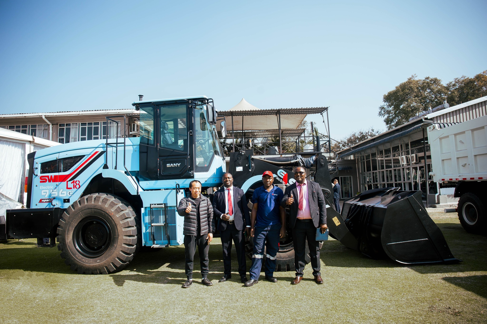 xúc lật điện sw956e