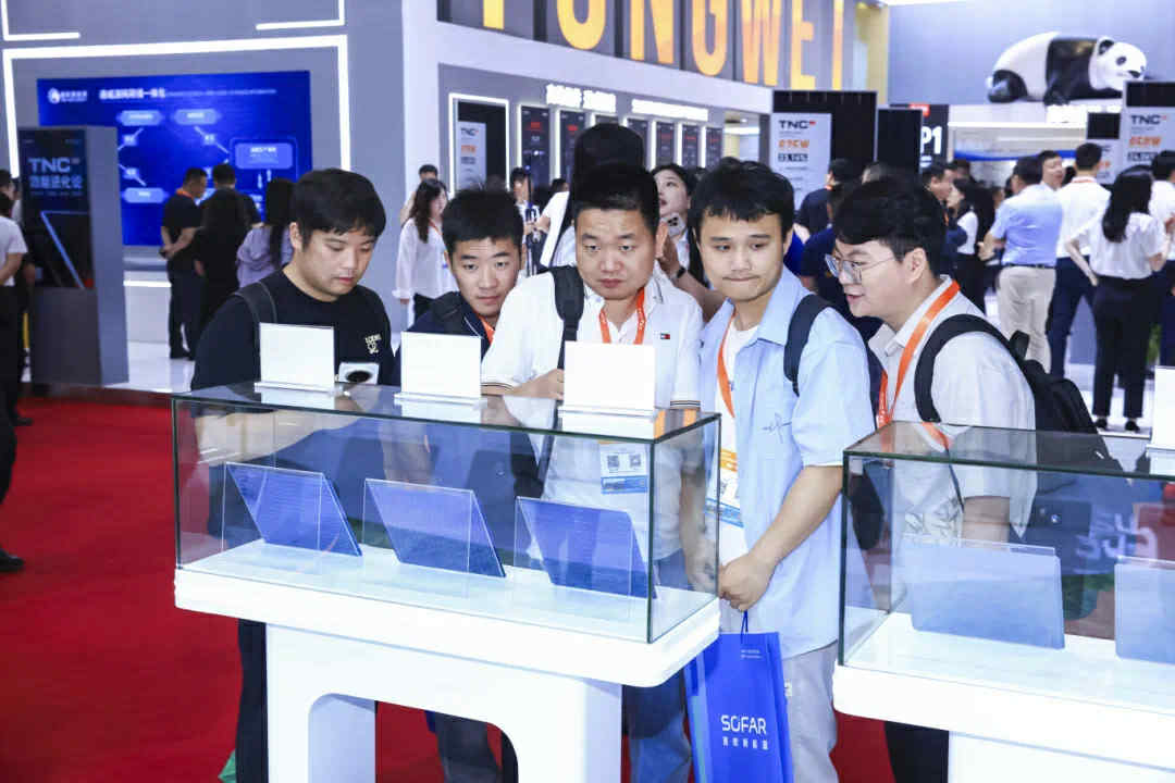 thăm quan triển lãm