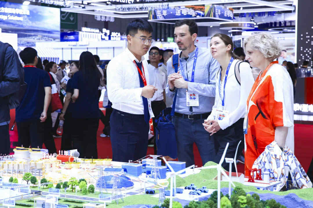 thăm quan triển lãm