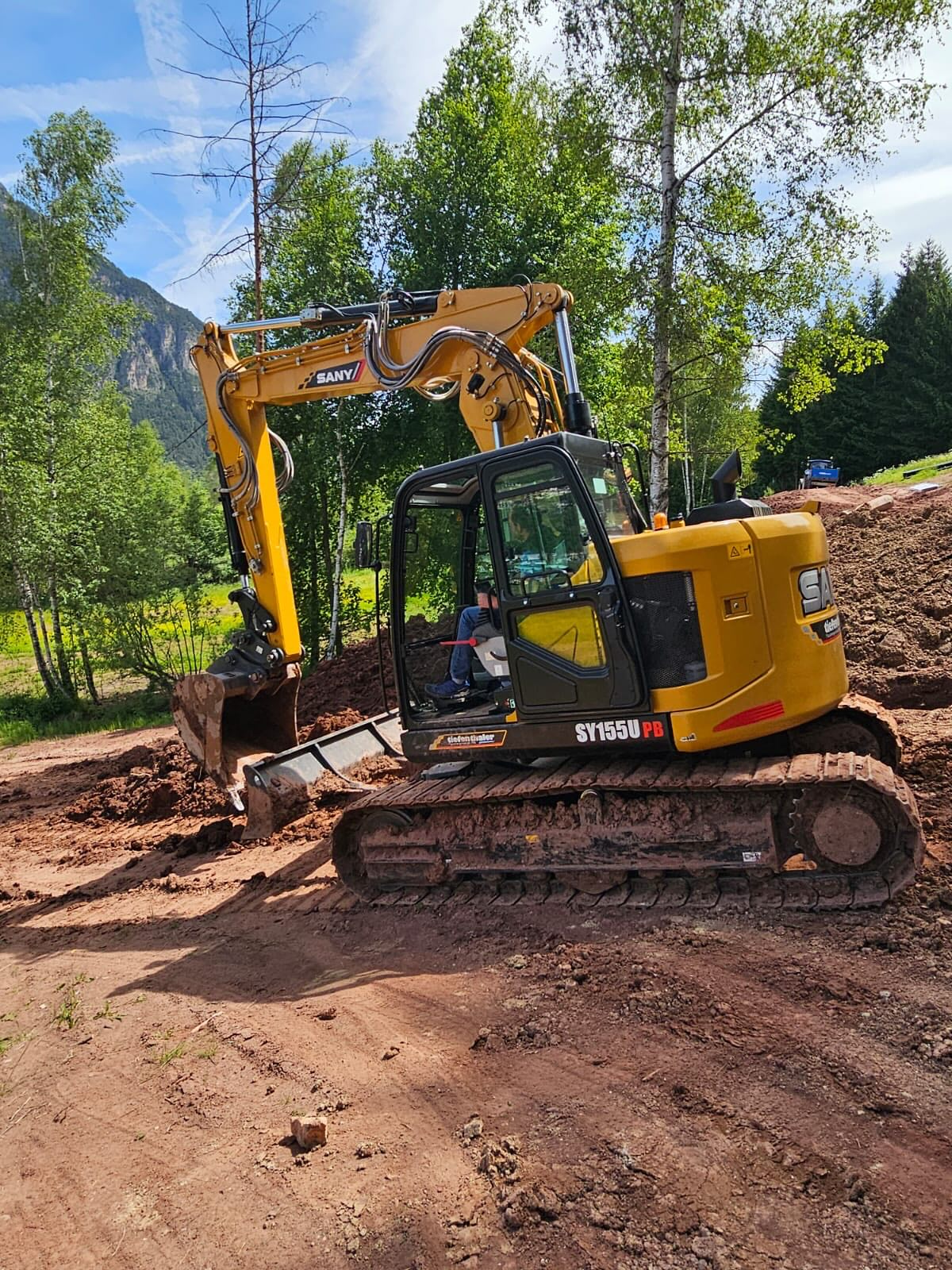 Chào buổi sáng từ Trentino - Ý ! Máy xúc SANY SY155U và người anh em SANY SY80U đang làm việc