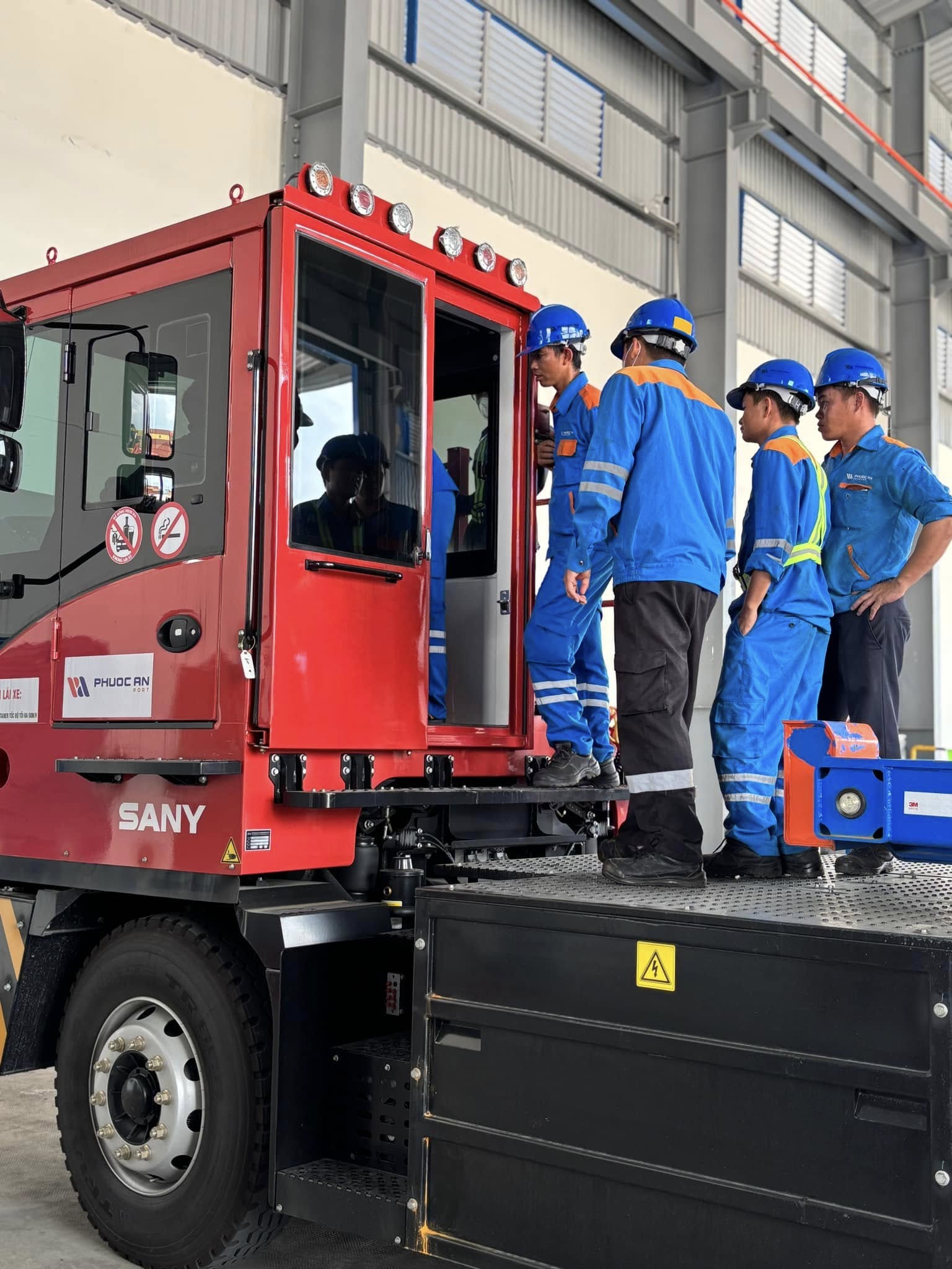 máy kéo điện cảng SANY