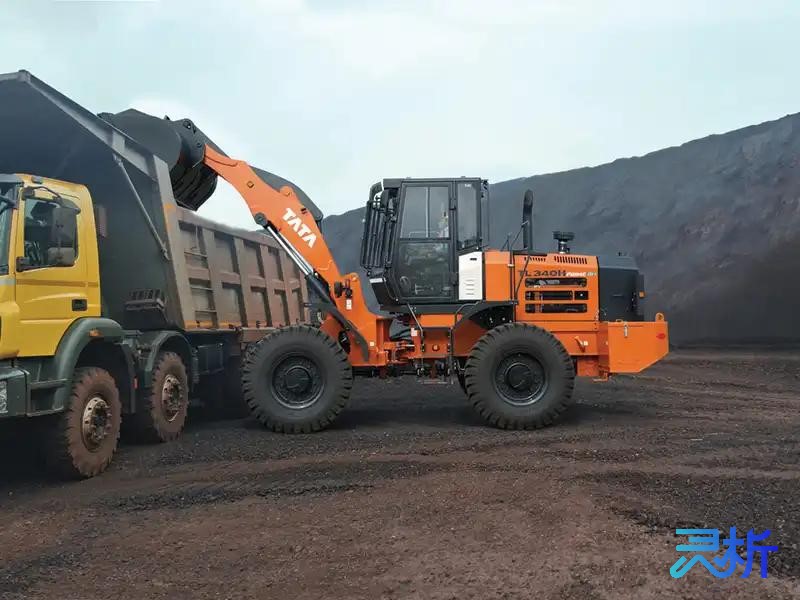 xúc lật tata hitachi