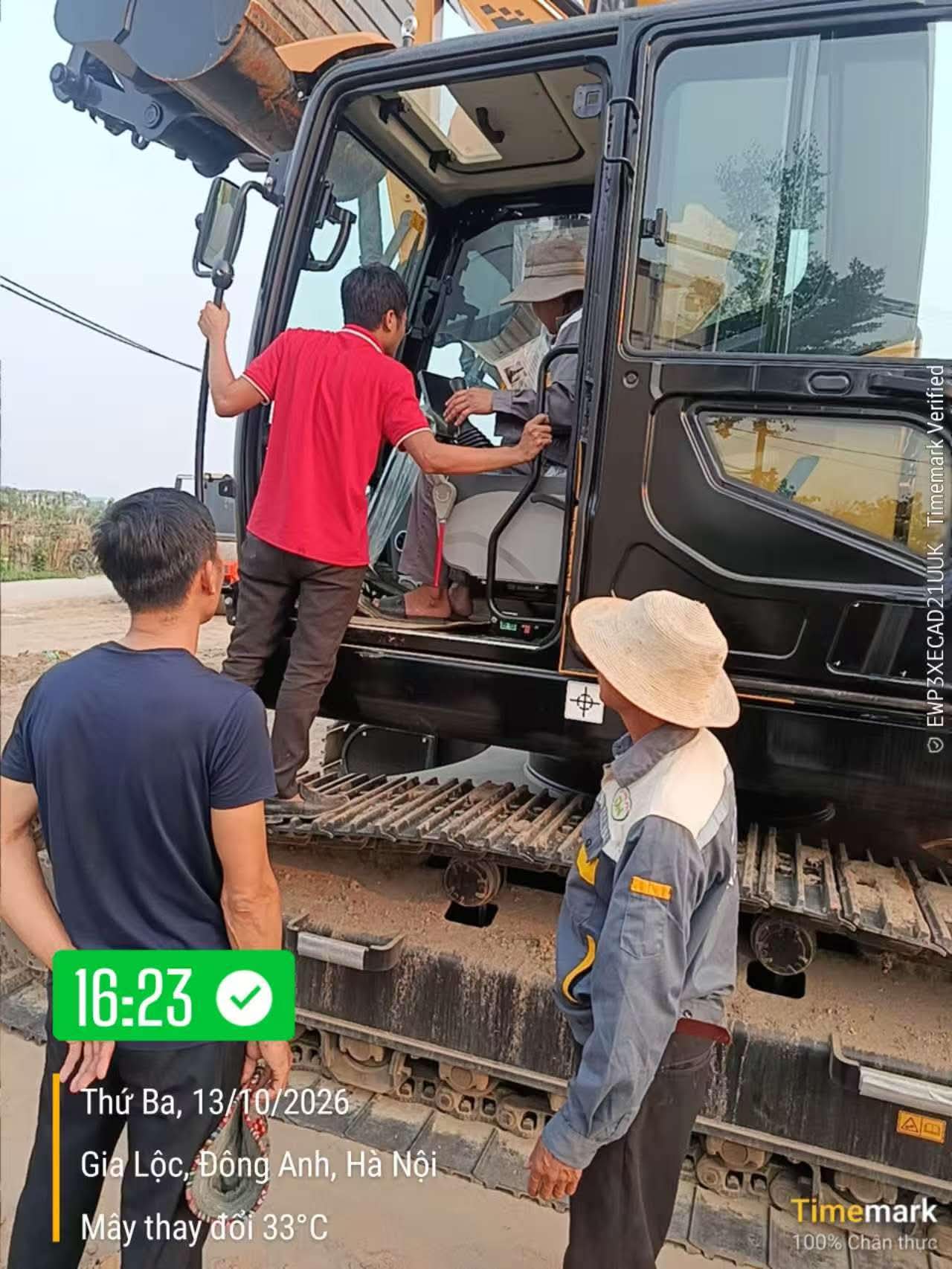 bàn giao máy xúc sy245h tại hà nội