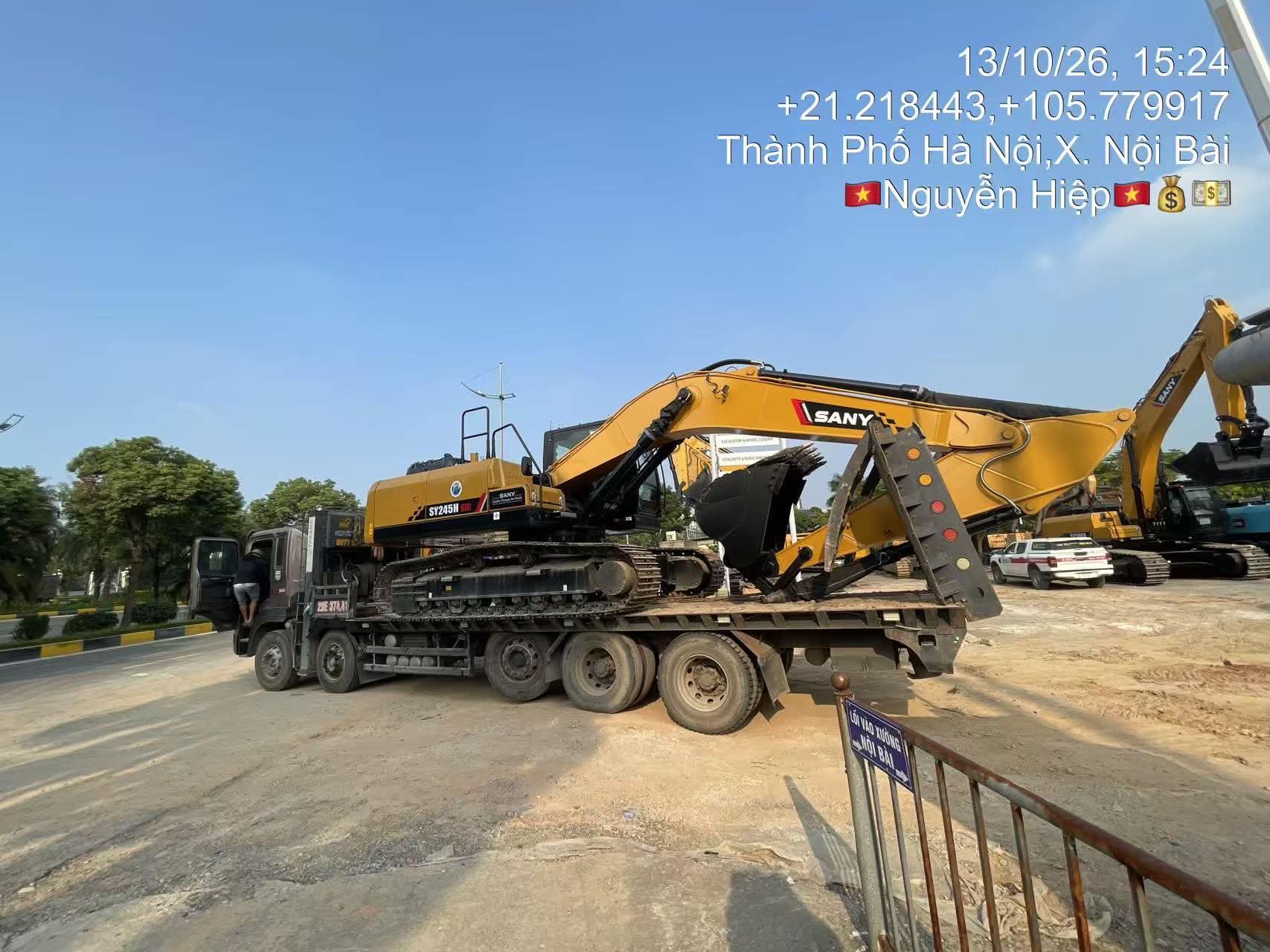 giao máy xúc cho vận chuyển