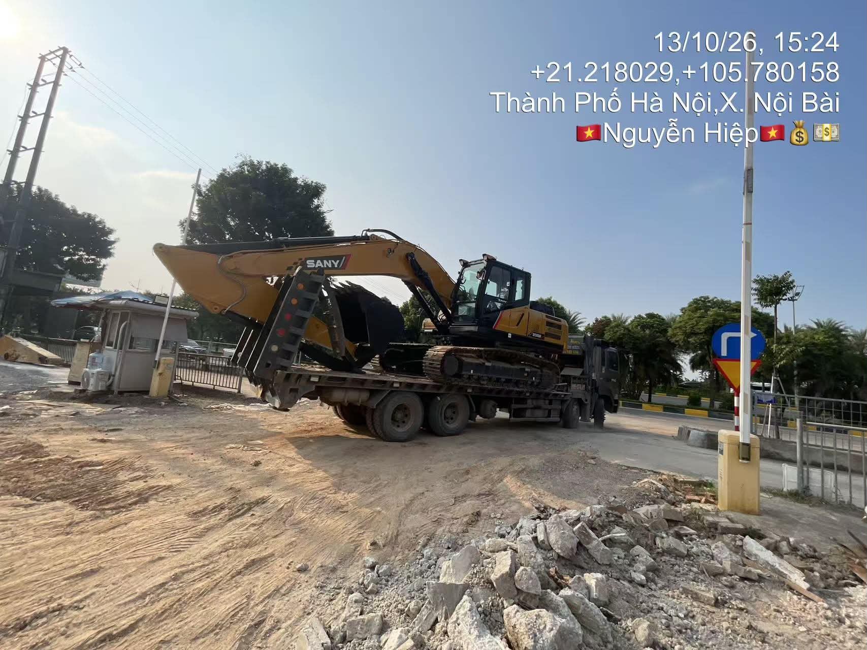 bàn giao máy xúc cho vận chuyển