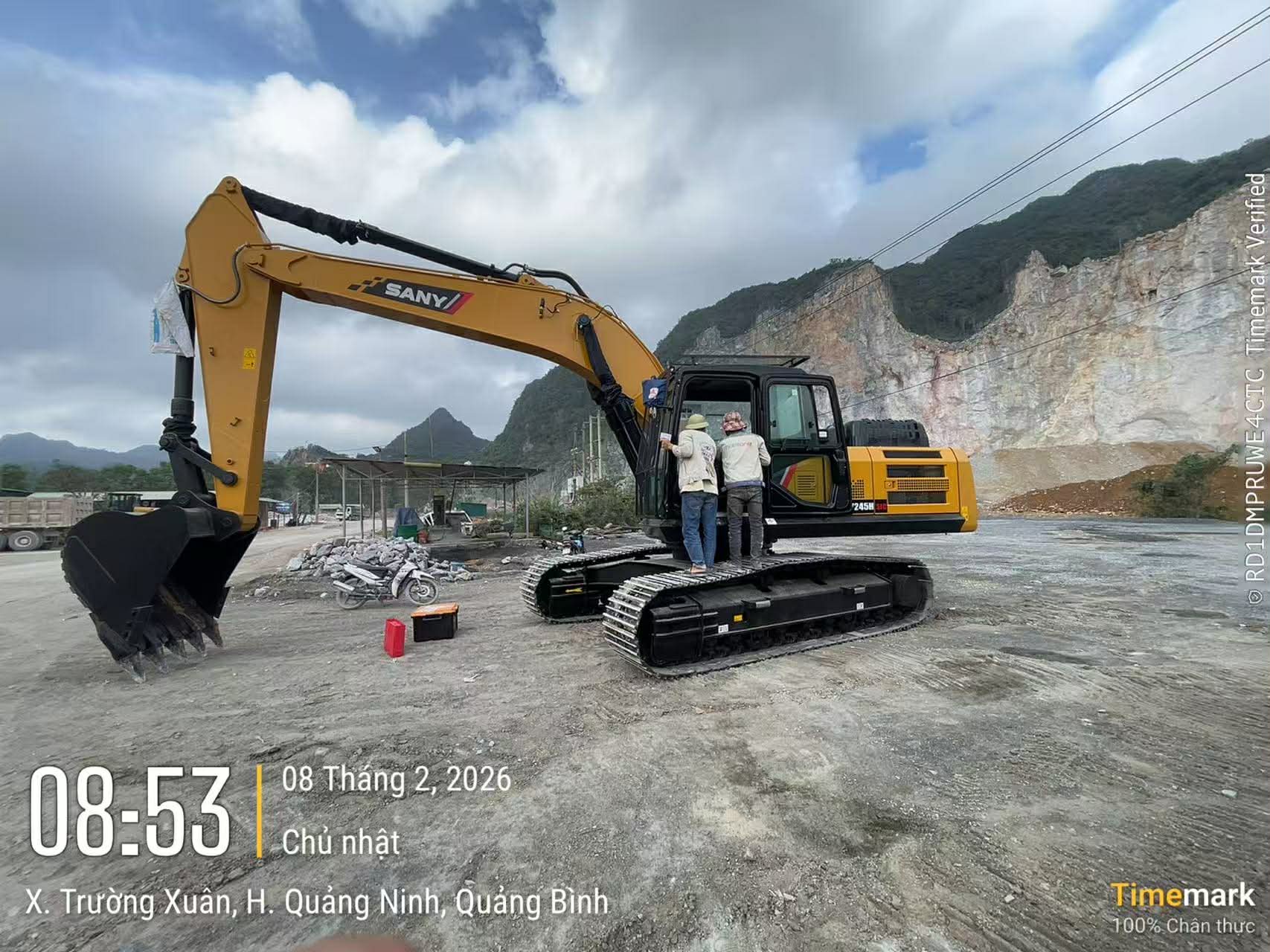 Máy xúc đào cỡ lớn SANY trong thi công đường cao tốc