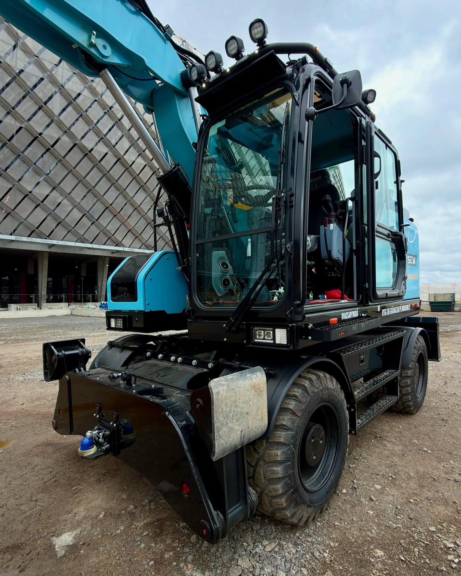 máy xúc bánh lốp điện sy175ew
