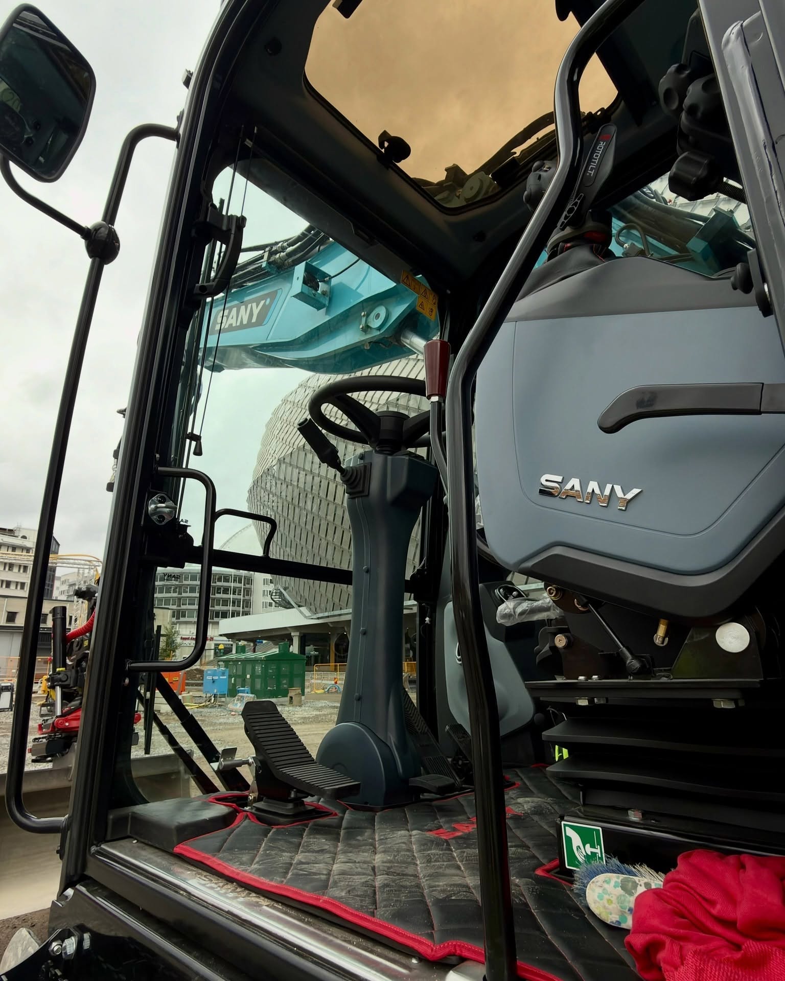 máy xúc bánh lốp điện sy175ew