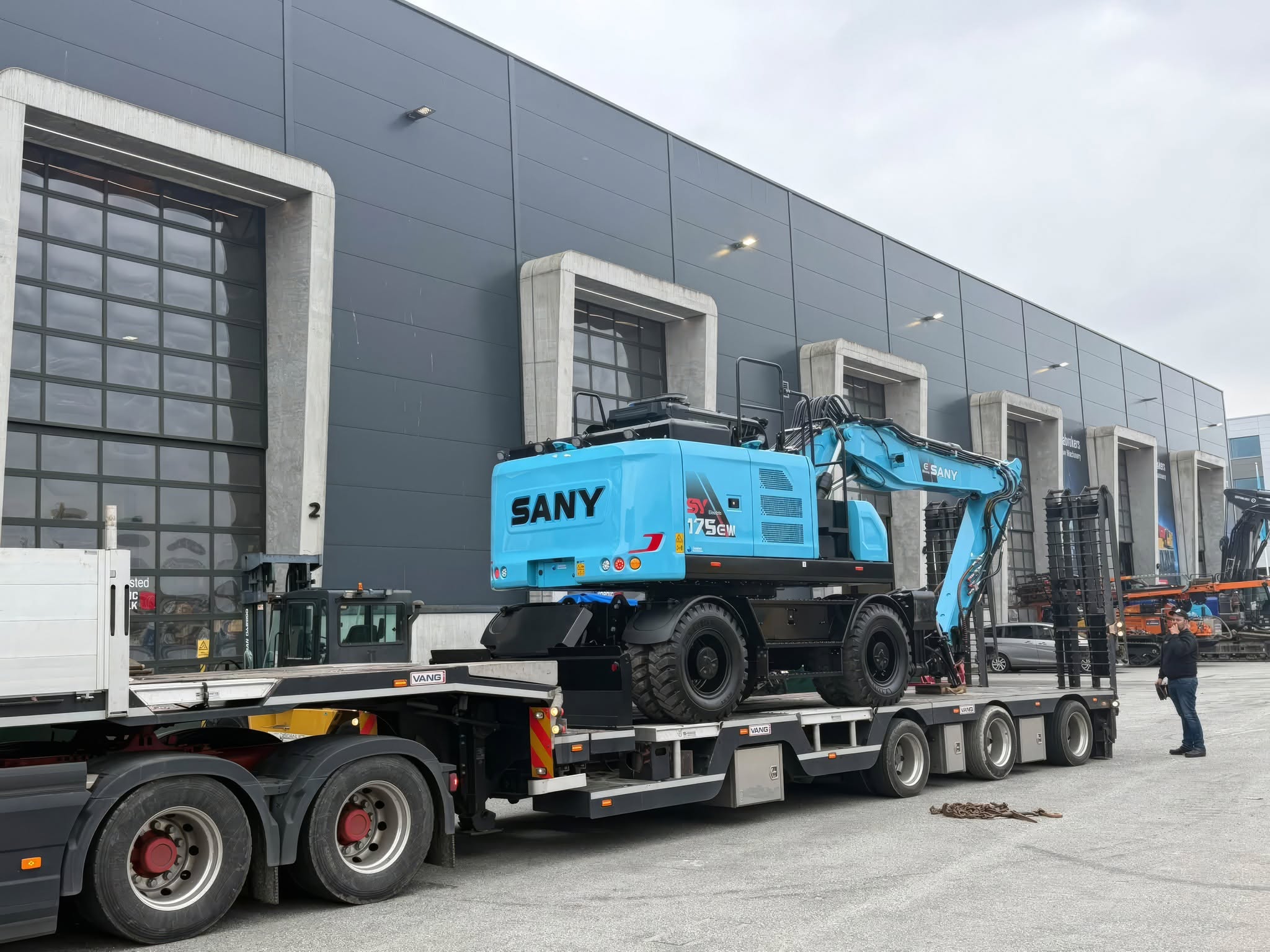 bàn giao máy xúc điện bánh lốp sy175ew