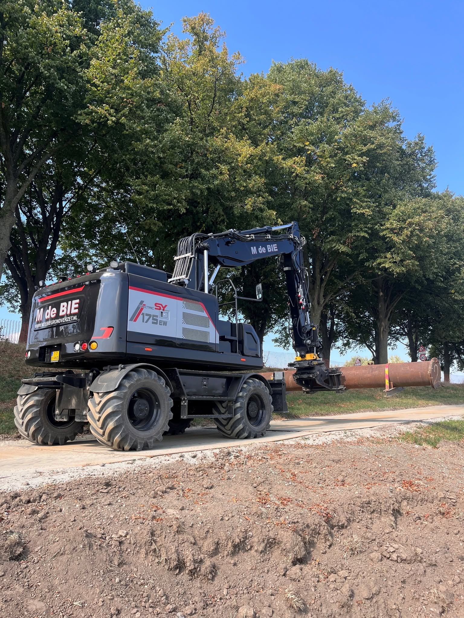 SANY Benelux : Bàn giao máy xúc bánh lốp điện đầu tiên SY175EW