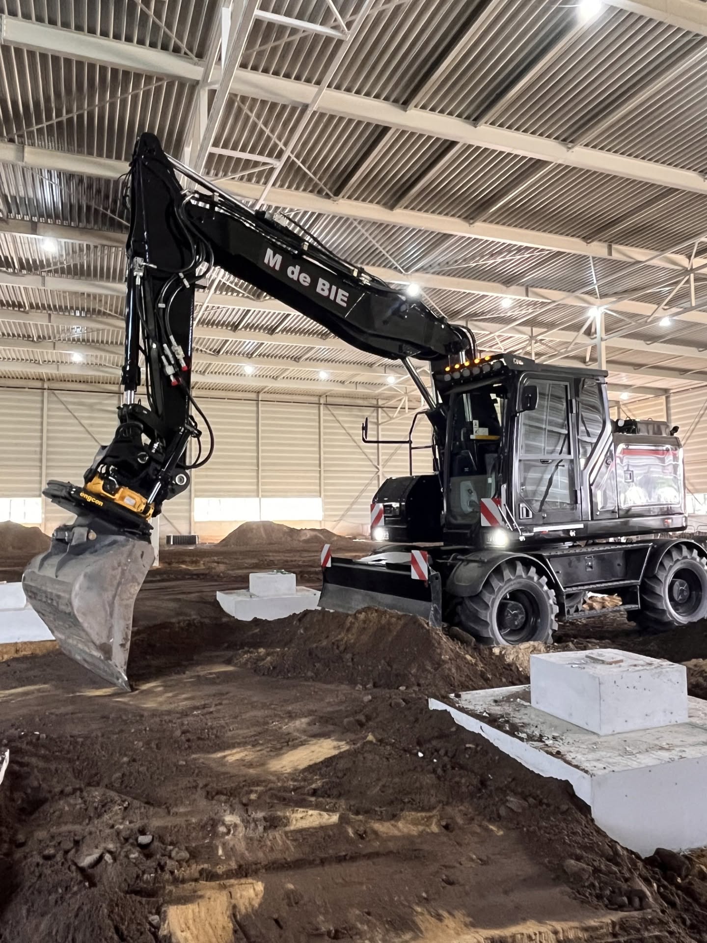 máy xúc bánh lốp điện sy175ew tại công trình